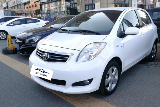Το Toyota Yaris 5 πόρτες 5 θέσεις Βενζίνη Hatchback με ηλιακή οροφή και φώτα LED
