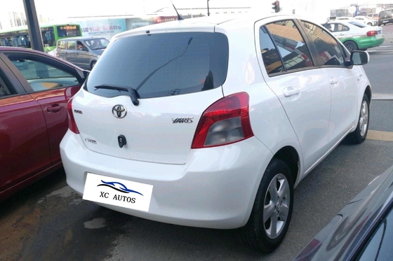 Το Toyota Yaris 5 πόρτες 5 θέσεις Βενζίνη Hatchback με ηλιακή οροφή και φώτα LED