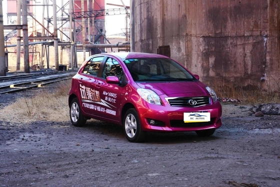 Το Toyota Yaris 5 πόρτες 5 θέσεις Βενζίνη Hatchback με ηλιακή οροφή και φώτα LED