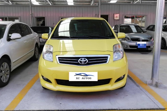 Το Toyota Yaris 5 πόρτες 5 θέσεις Βενζίνη Hatchback με ηλιακή οροφή και φώτα LED
