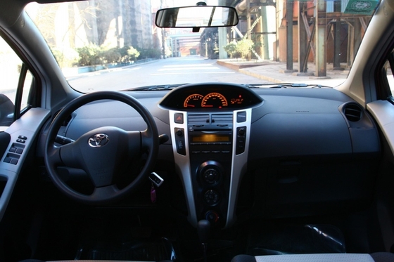Το Toyota Yaris 5 πόρτες 5 θέσεις Βενζίνη Hatchback με ηλιακή οροφή και φώτα LED