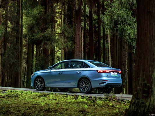 Μεγάλη αξία Geely Emgrand Sedan με Macpherson μπροστινή ανάρτηση και R16 ελαστικό μέγεθος