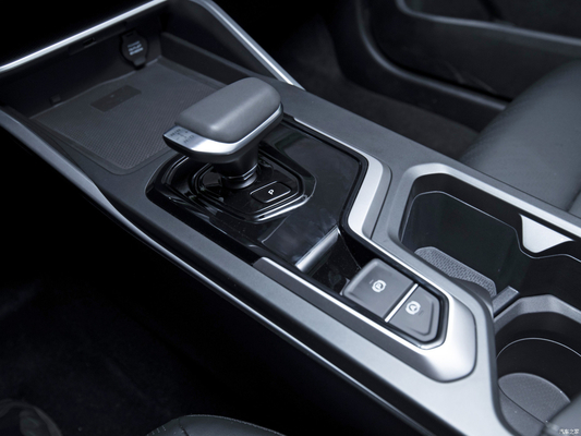 Μεγάλη αξία Geely Emgrand Sedan με Macpherson μπροστινή ανάρτηση και R16 ελαστικό μέγεθος
