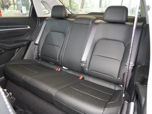 Μεγάλη αξία Geely Emgrand Sedan με Macpherson μπροστινή ανάρτηση και R16 ελαστικό μέγεθος
