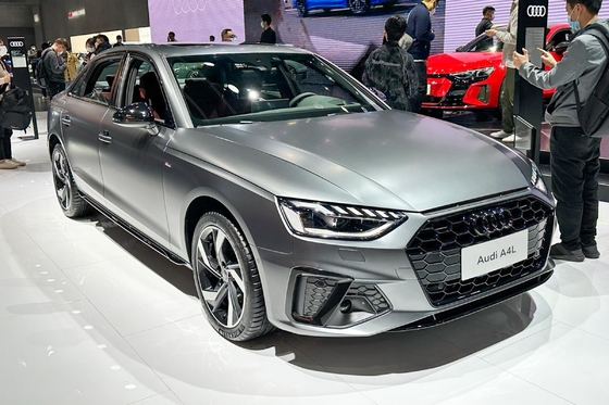 Υψηλής ταχύτητας πολυτελή Audi A4l Βενζίνη Μεσαίο Sedan Euro IV Ενεργειακό πρότυπο Χρησιμοποιημένο αυτοκίνητο