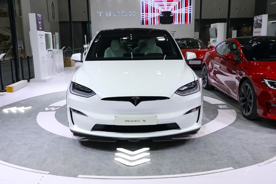 Ηλεκτρικό αυτοκίνητο Tesla Model X με μέγιστη ισχύ 150-200Ps και μπροστινό 4 πίσω 4 ραντάρ