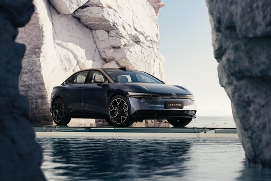 75 KWH Ηλεκτρικό αυτοκίνητο Zeekr 007 RWD Ηλεκτρικό όχημα υψηλής ταχύτητας με μπροστινό 4 πίσω 4 ραντάρ