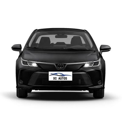 2023 αριστερό σεντάν Toyota Corolla με αριθμό 8 μπροστά