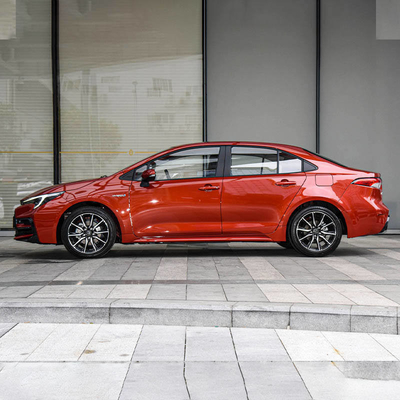 2023 αριστερό σεντάν Toyota Corolla με αριθμό 8 μπροστά