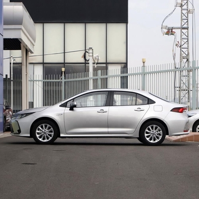 2023 αριστερό σεντάν Toyota Corolla με αριθμό 8 μπροστά