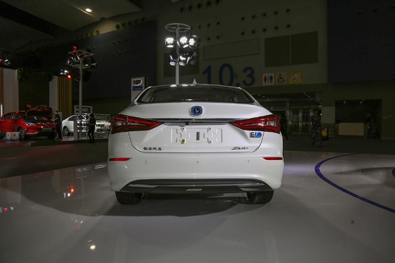 Μεγάλη αξία Changan EADO EV 460 Ηλεκτρικό αυτοκίνητο EV Sedan 5 θυρών 5 θέσεων