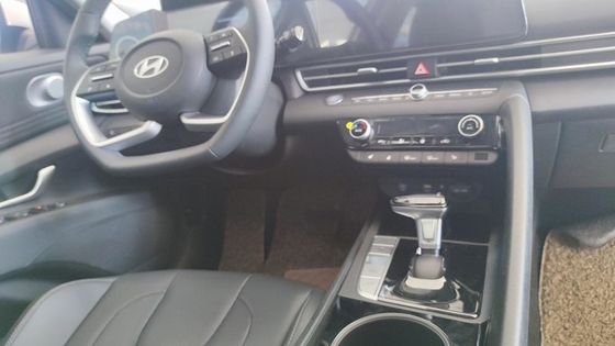 Το μοντέλο Hyundai Elantra 2024 με ηλεκτρικό σύστημα διεύθυνσης και L*W*H mm 4720*1810*1415