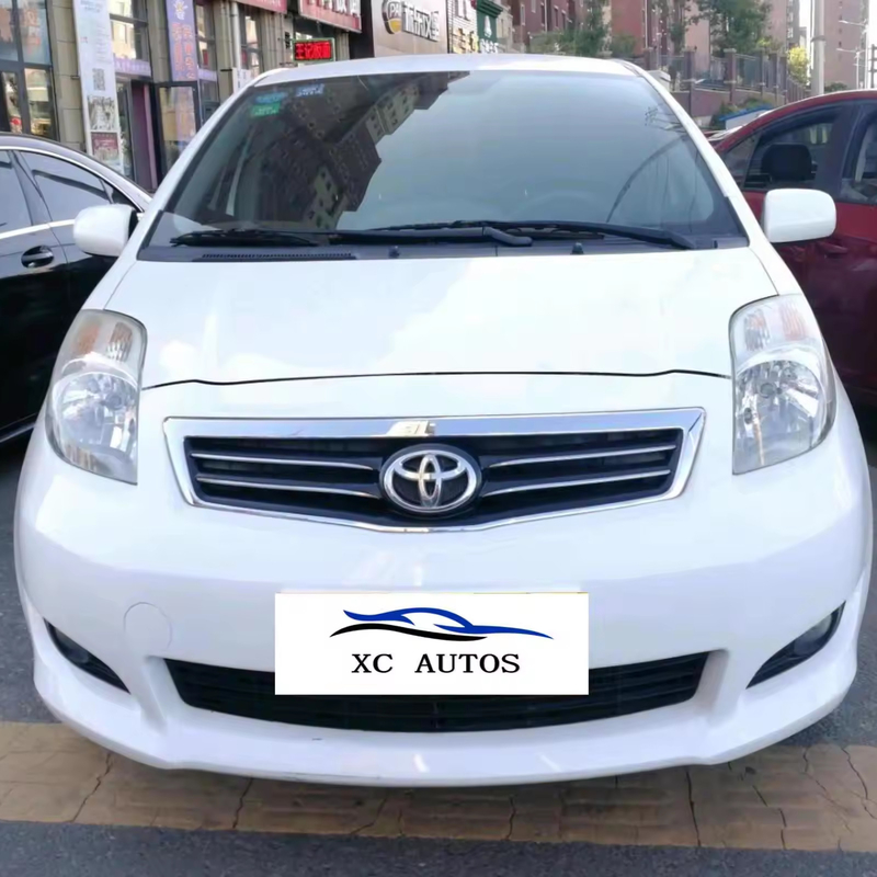 Το Toyota Yaris 5 πόρτες 5 θέσεις Βενζίνη Hatchback με ηλιακή οροφή και φώτα LED